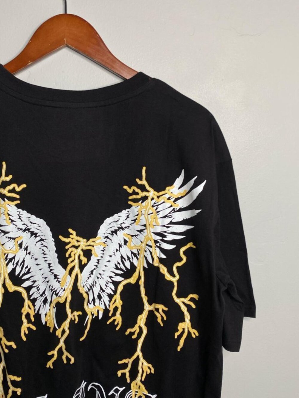 Black tee size medium lightning wings tee 100% cotton